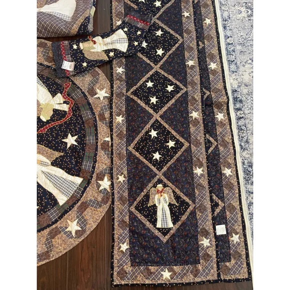 Vintage Quilted Angel Christmas Set – Tree Skirt, Quilt, 2 Runners & Stocking – - Picture 3 of 15